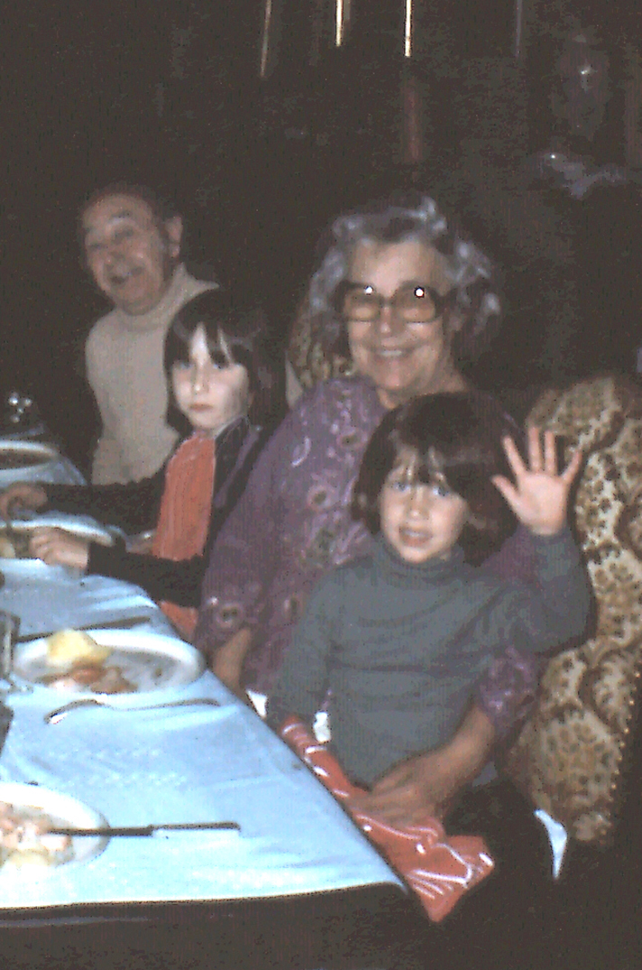 Famille réunie autour d'une table à la nappe bleu clair - Table by At Home With Soni