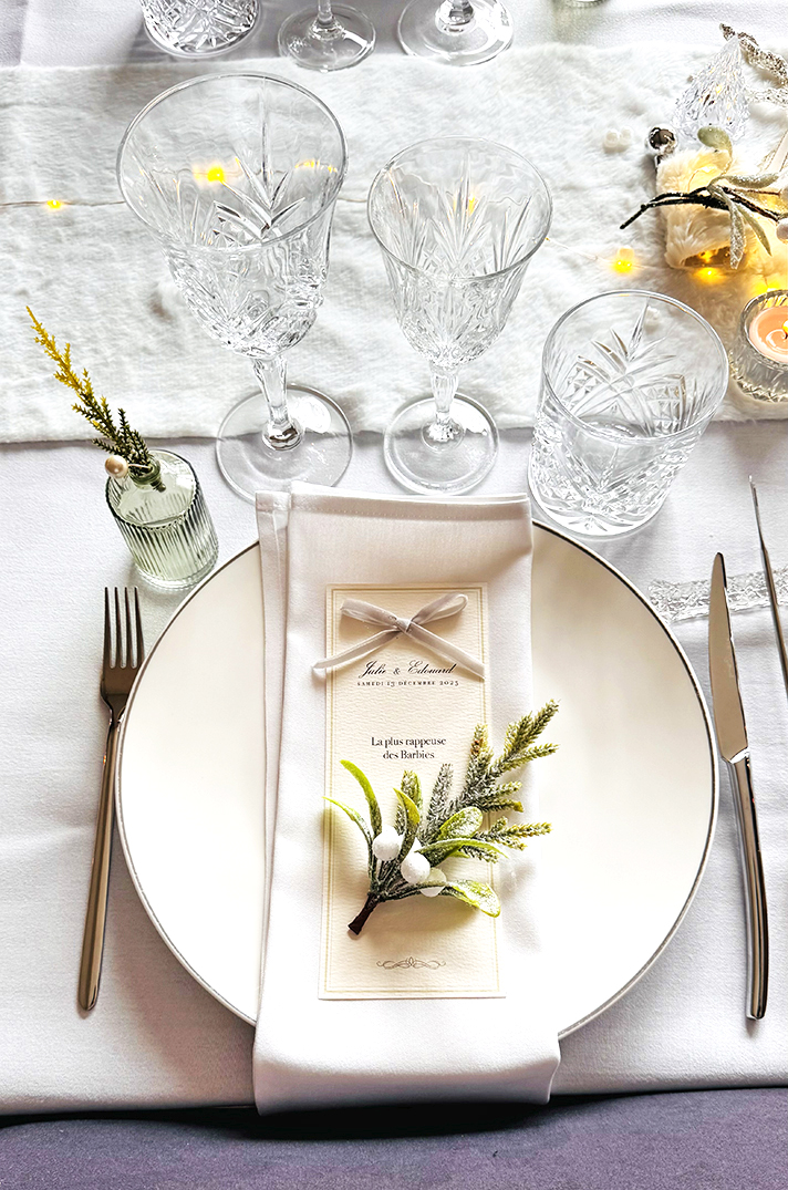 Couvert d'hiver, assiette blanche, serviette pliée, verres en cristal, bougie et guirlande lumineuse - Table by At Home With Soni